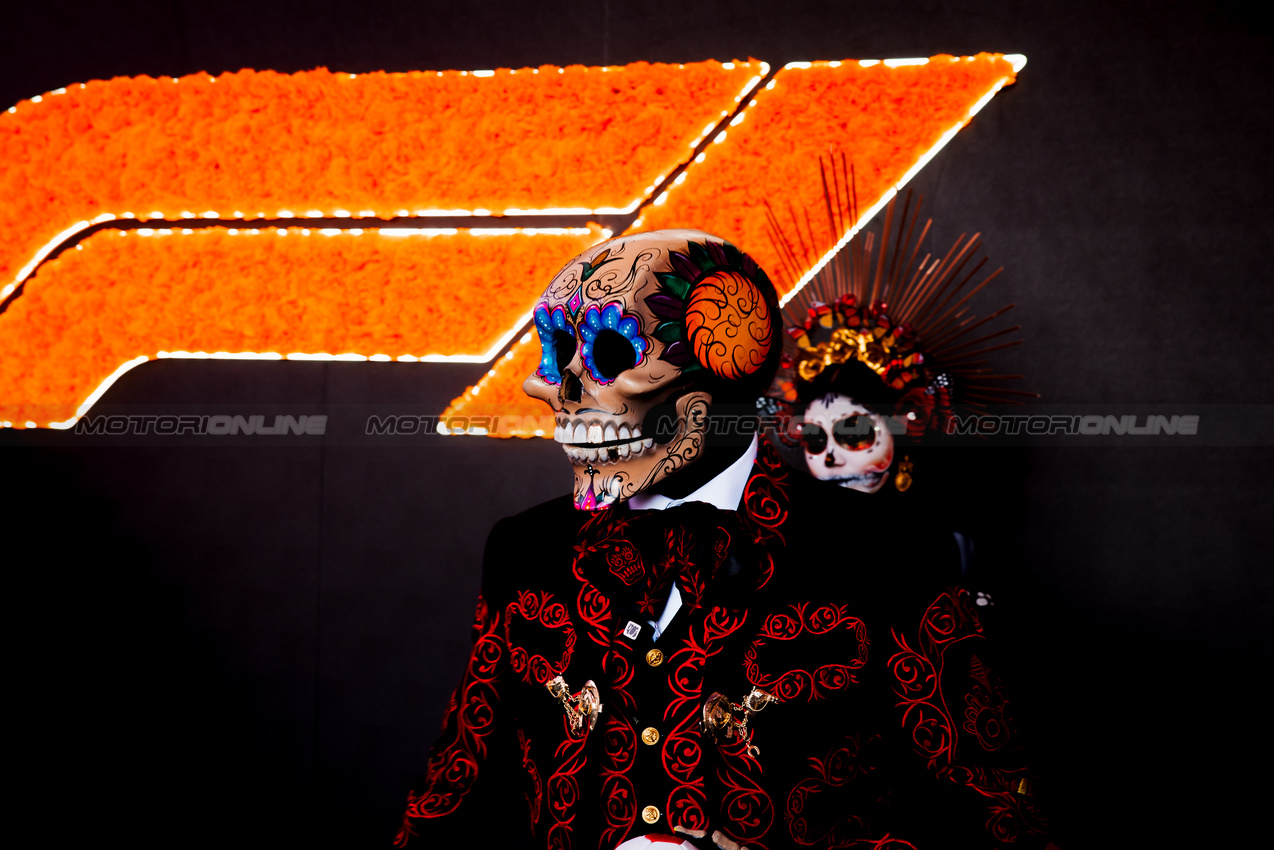 GP MESSICO, Paddock Atmosfera - Day of the Dead costume wearer.

24.10.2024. Formula 1 World Championship, Rd 20, Mexican Grand Prix, Mexico City, Mexico, Preparation Day.

- www.xpbimages.com, EMail: requests@xpbimages.com © Copyright: Bearne / XPB Images