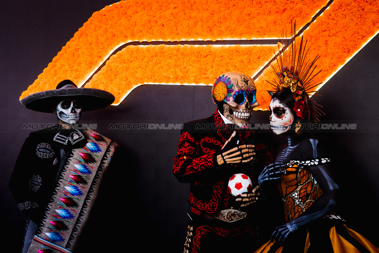 GP MESSICO, Paddock Atmosfera - Day of the Dead costume wearers.

24.10.2024. Formula 1 World Championship, Rd 20, Mexican Grand Prix, Mexico City, Mexico, Preparation Day.

- www.xpbimages.com, EMail: requests@xpbimages.com © Copyright: Bearne / XPB Images