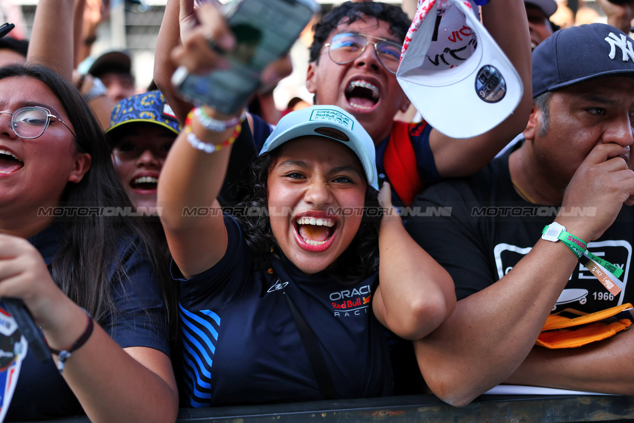 GP MESSICO, Circuit Atmosfera - Sergio Perez (MEX) Red Bull Racing fans.

24.10.2024. Formula 1 World Championship, Rd 20, Mexican Grand Prix, Mexico City, Mexico, Preparation Day.

 - www.xpbimages.com, EMail: requests@xpbimages.com © Copyright: Coates / XPB Images