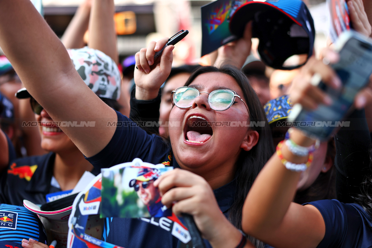 GP MESSICO, Circuit Atmosfera - Sergio Perez (MEX) Red Bull Racing fans.

24.10.2024. Formula 1 World Championship, Rd 20, Mexican Grand Prix, Mexico City, Mexico, Preparation Day.

 - www.xpbimages.com, EMail: requests@xpbimages.com © Copyright: Coates / XPB Images