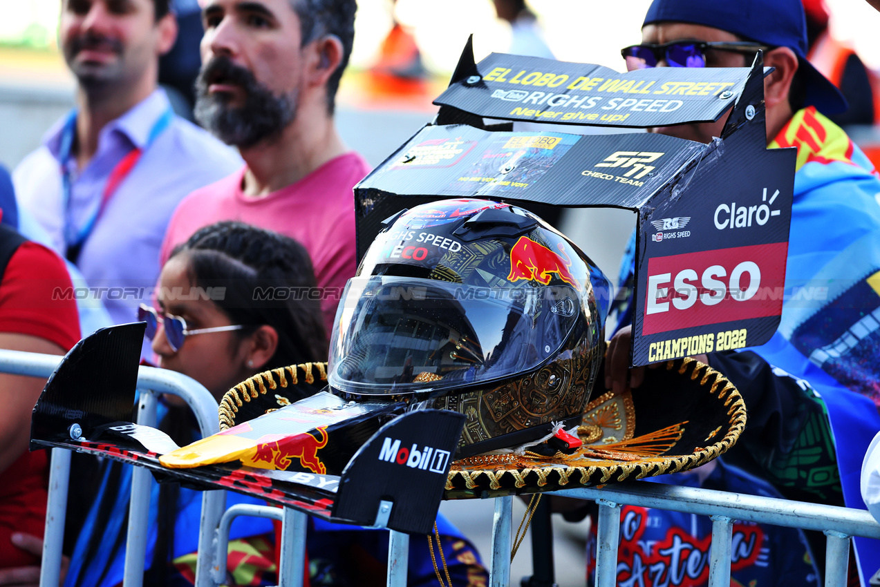 GP MESSICO, Circuit Atmosfera - Sergio Perez (MEX) Red Bull Racing fans.

24.10.2024. Formula 1 World Championship, Rd 20, Mexican Grand Prix, Mexico City, Mexico, Preparation Day.

- www.xpbimages.com, EMail: requests@xpbimages.com © Copyright: Batchelor / XPB Images