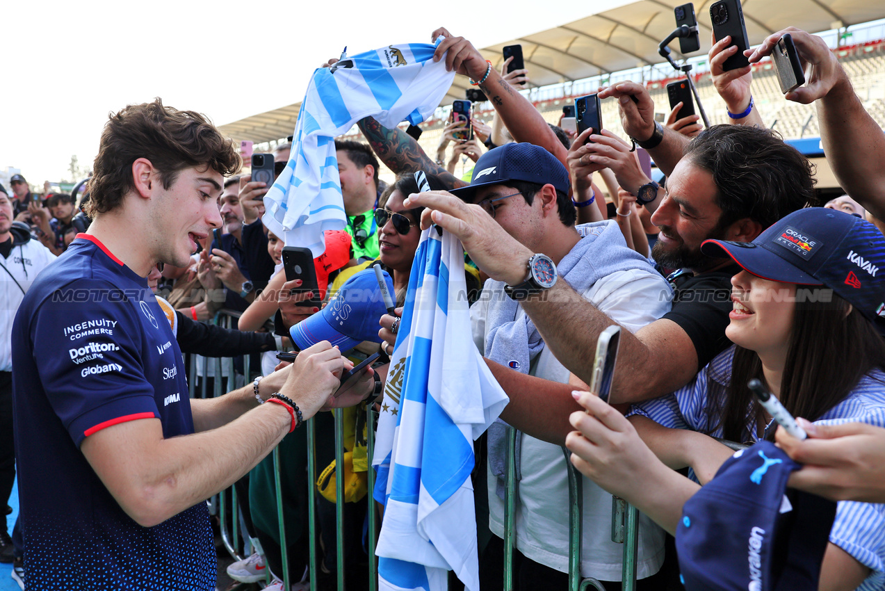 GP MESSICO, Franco Colapinto (ARG) Williams Racing with fans.

24.10.2024. Formula 1 World Championship, Rd 20, Mexican Grand Prix, Mexico City, Mexico, Preparation Day.

- www.xpbimages.com, EMail: requests@xpbimages.com © Copyright: Batchelor / XPB Images