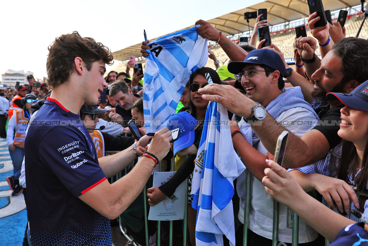 GP MESSICO, Franco Colapinto (ARG) Williams Racing with fans.

24.10.2024. Formula 1 World Championship, Rd 20, Mexican Grand Prix, Mexico City, Mexico, Preparation Day.

- www.xpbimages.com, EMail: requests@xpbimages.com © Copyright: Batchelor / XPB Images