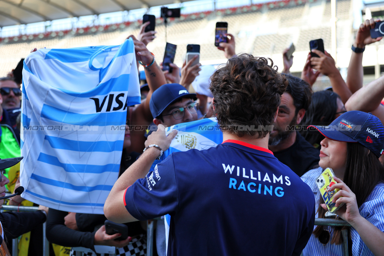 GP MESSICO, Franco Colapinto (ARG) Williams Racing with fans.

24.10.2024. Formula 1 World Championship, Rd 20, Mexican Grand Prix, Mexico City, Mexico, Preparation Day.

- www.xpbimages.com, EMail: requests@xpbimages.com © Copyright: Batchelor / XPB Images