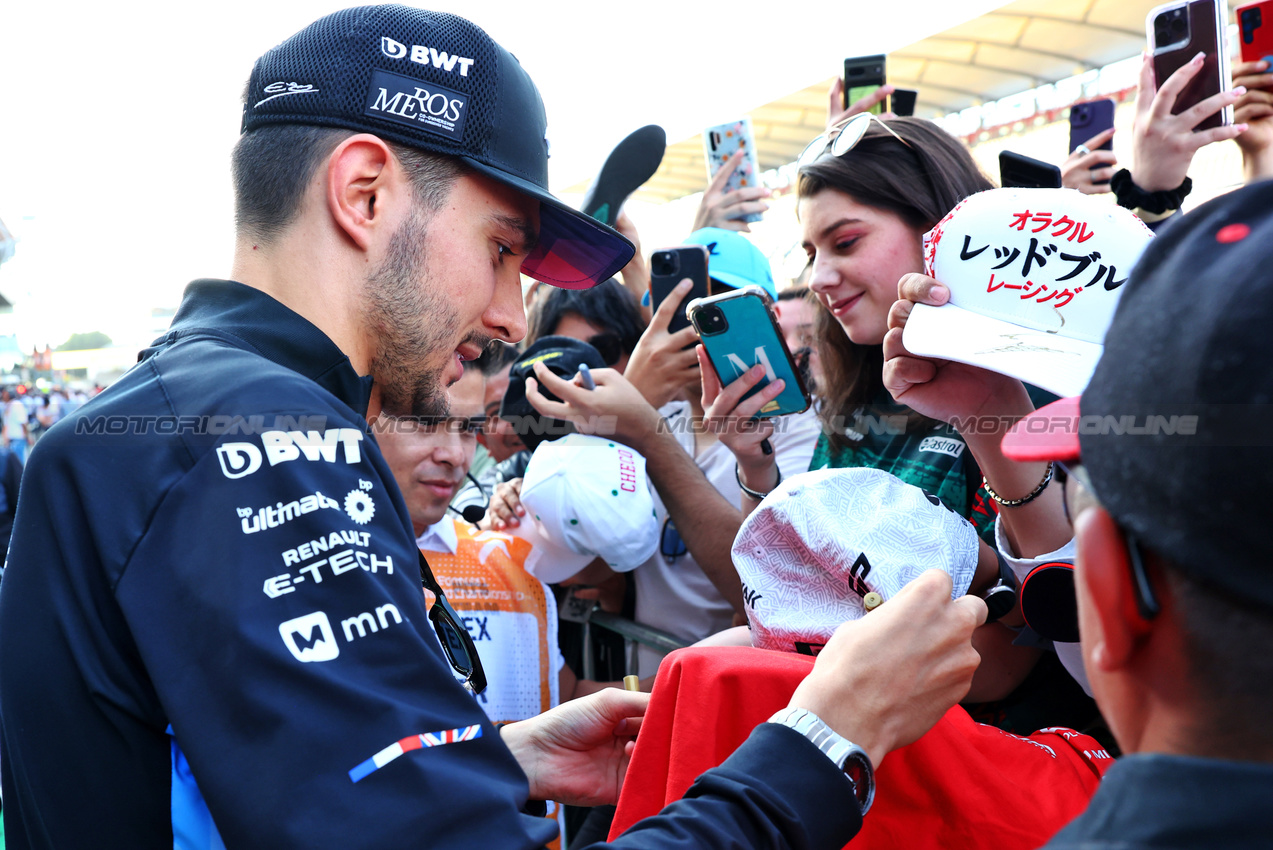 GP MESSICO, Esteban Ocon (FRA) Alpine F1 Team with fans.

24.10.2024. Formula 1 World Championship, Rd 20, Mexican Grand Prix, Mexico City, Mexico, Preparation Day.

 - www.xpbimages.com, EMail: requests@xpbimages.com © Copyright: Coates / XPB Images