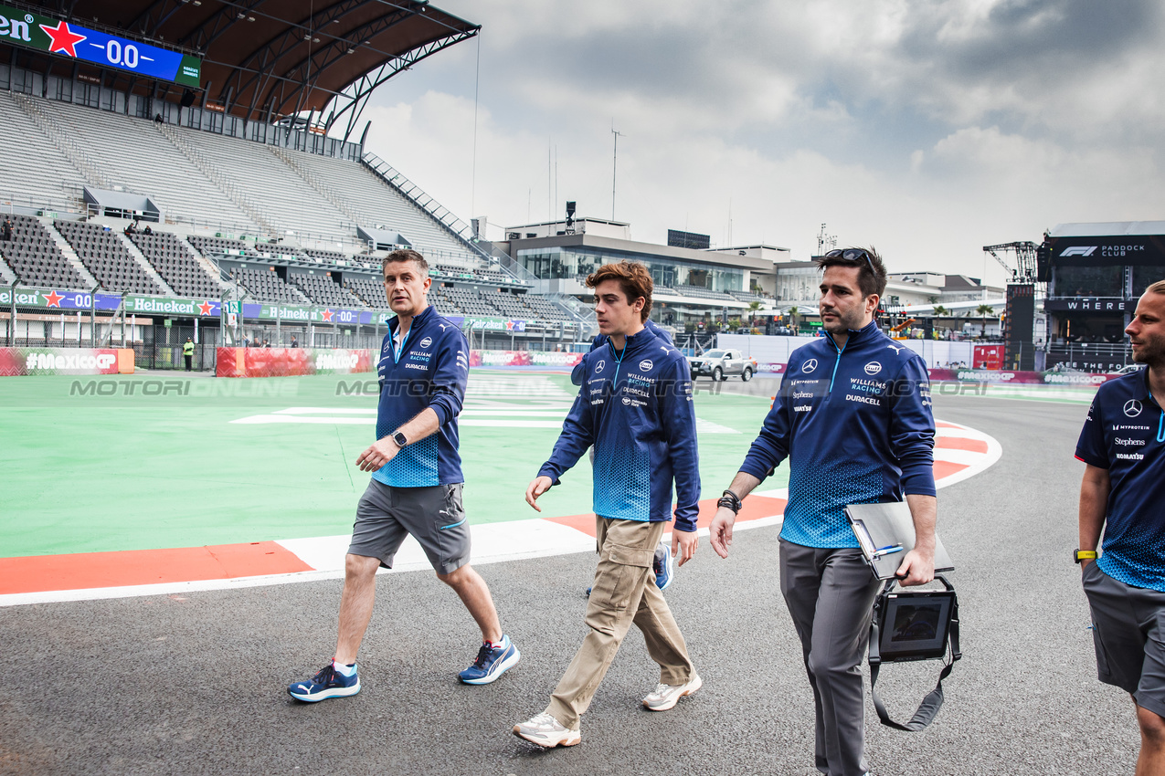 GP MESSICO, Franco Colapinto (ARG) Williams Racing walks the circuit with the team.

24.10.2024. Formula 1 World Championship, Rd 20, Mexican Grand Prix, Mexico City, Mexico, Preparation Day.

- www.xpbimages.com, EMail: requests@xpbimages.com © Copyright: Bearne / XPB Images