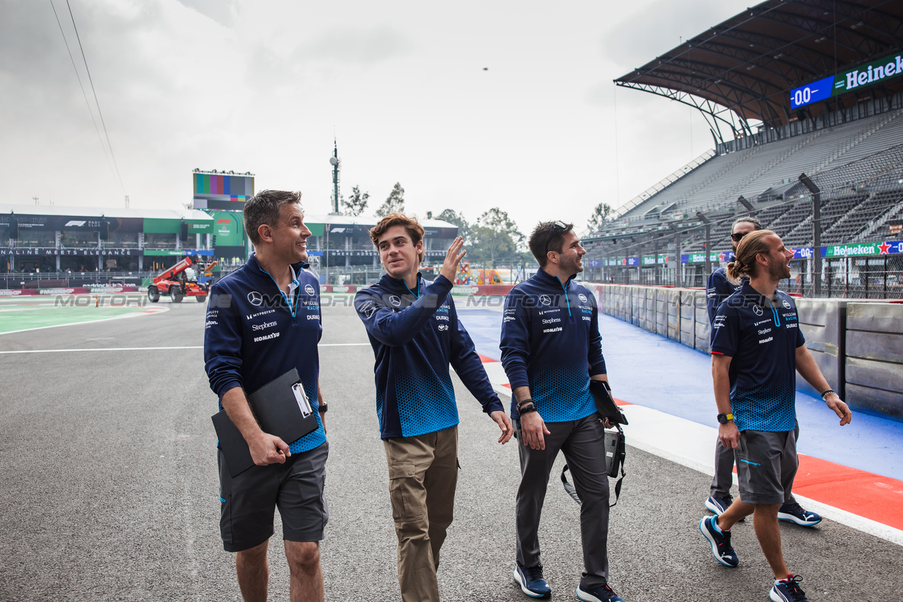 GP MESSICO, Franco Colapinto (ARG) Williams Racing walks the circuit with the team.

24.10.2024. Formula 1 World Championship, Rd 20, Mexican Grand Prix, Mexico City, Mexico, Preparation Day.

- www.xpbimages.com, EMail: requests@xpbimages.com © Copyright: Bearne / XPB Images