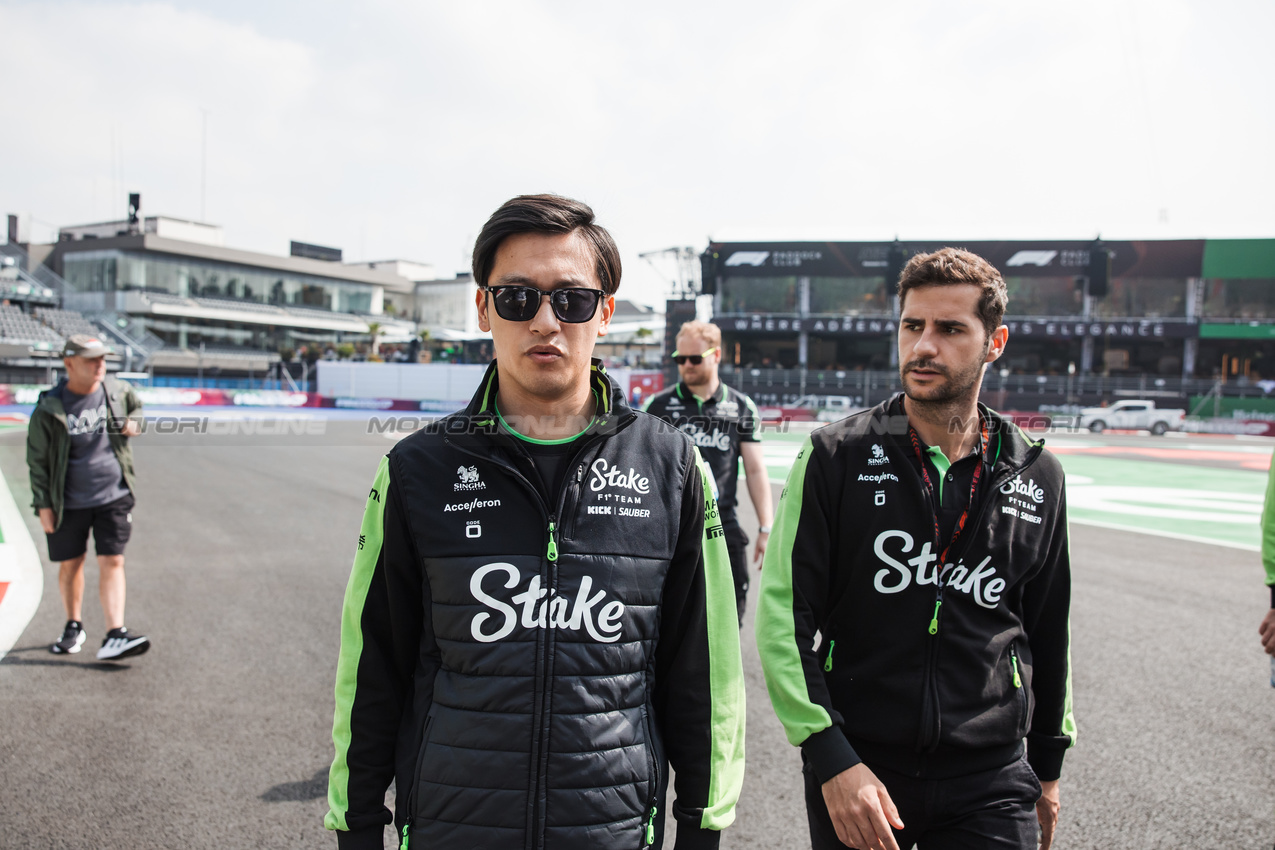 GP MESSICO, Zhou Guanyu (CHN) Sauber walks the circuit with the team.

24.10.2024. Formula 1 World Championship, Rd 20, Mexican Grand Prix, Mexico City, Mexico, Preparation Day.

- www.xpbimages.com, EMail: requests@xpbimages.com © Copyright: Bearne / XPB Images