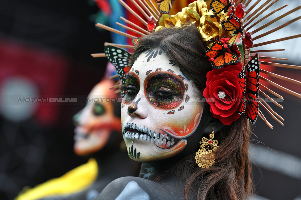 GP MESSICO, Paddock Atmosfera - Day of the Dead costume wearer.

24.10.2024. Formula 1 World Championship, Rd 20, Mexican Grand Prix, Mexico City, Mexico, Preparation Day.

- www.xpbimages.com, EMail: requests@xpbimages.com © Copyright: Moy / XPB Images