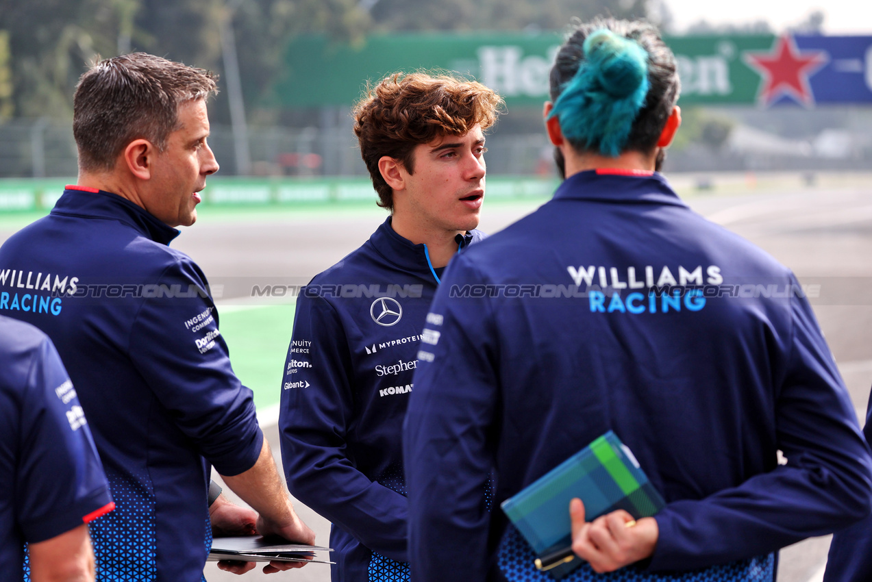 GP MESSICO, Franco Colapinto (ARG) Williams Racing walks the circuit with the team.

24.10.2024. Formula 1 World Championship, Rd 20, Mexican Grand Prix, Mexico City, Mexico, Preparation Day.

- www.xpbimages.com, EMail: requests@xpbimages.com © Copyright: Batchelor / XPB Images