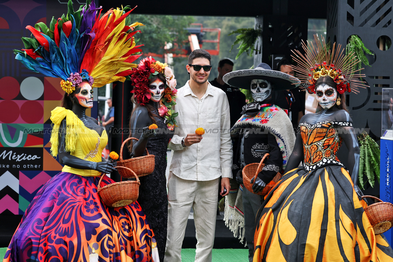 GP MESSICO, Esteban Ocon (FRA) Alpine F1 Team with Day of the Dead costume wearers.

24.10.2024. Formula 1 World Championship, Rd 20, Mexican Grand Prix, Mexico City, Mexico, Preparation Day.

- www.xpbimages.com, EMail: requests@xpbimages.com © Copyright: Moy / XPB Images