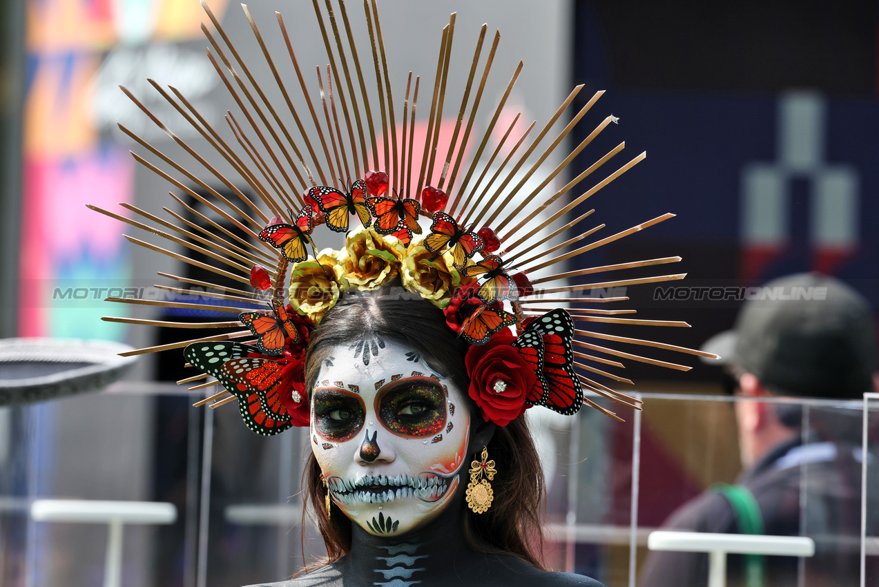 GP MESSICO, Paddock Atmosfera - Day of the Dead costume wearer.

24.10.2024. Formula 1 World Championship, Rd 20, Mexican Grand Prix, Mexico City, Mexico, Preparation Day.

- www.xpbimages.com, EMail: requests@xpbimages.com © Copyright: Moy / XPB Images