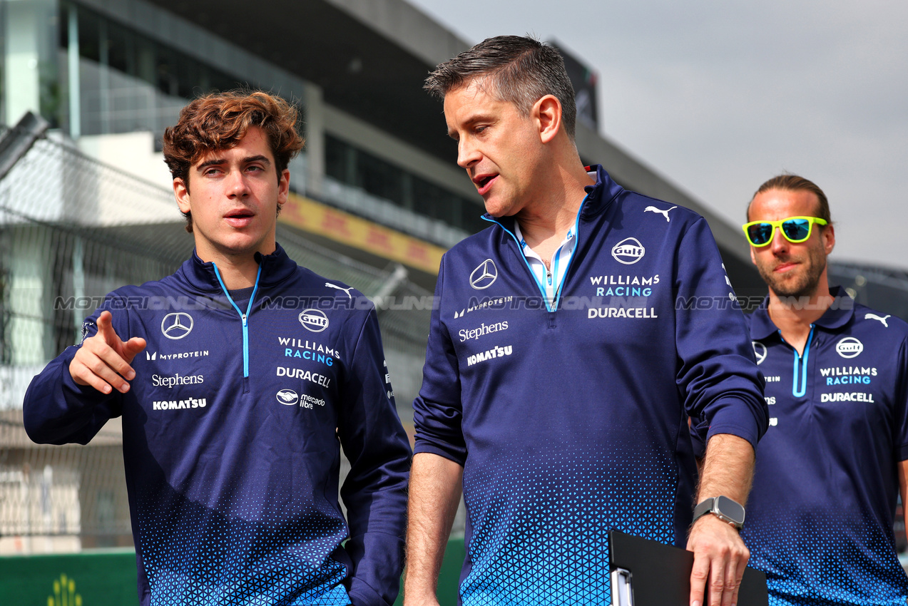 GP MESSICO, Franco Colapinto (ARG) Williams Racing walks the circuit with Ed Regan (GBR) Williams Racing Engineer.

24.10.2024. Formula 1 World Championship, Rd 20, Mexican Grand Prix, Mexico City, Mexico, Preparation Day.

- www.xpbimages.com, EMail: requests@xpbimages.com © Copyright: Batchelor / XPB Images