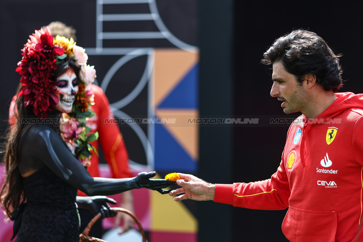 GP MESSICO, Carlos Sainz Jr (ESP), Ferrari 
24.10.2024. Formula 1 World Championship, Rd 20, Mexican Grand Prix, Mexico City, Mexico, Preparation Day.
- www.xpbimages.com, EMail: requests@xpbimages.com © Copyright: Charniaux / XPB Images