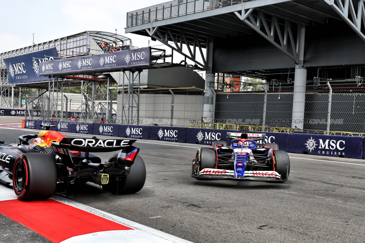 GP MESSICO, Liam Lawson (NZL) RB VCARB 01 spins, e is passed by Max Verstappen (NLD) Red Bull Racing RB20.

26.10.2024. Formula 1 World Championship, Rd 20, Mexican Grand Prix, Mexico City, Mexico, Qualifiche Day.

- www.xpbimages.com, EMail: requests@xpbimages.com © Copyright: Moy / XPB Images