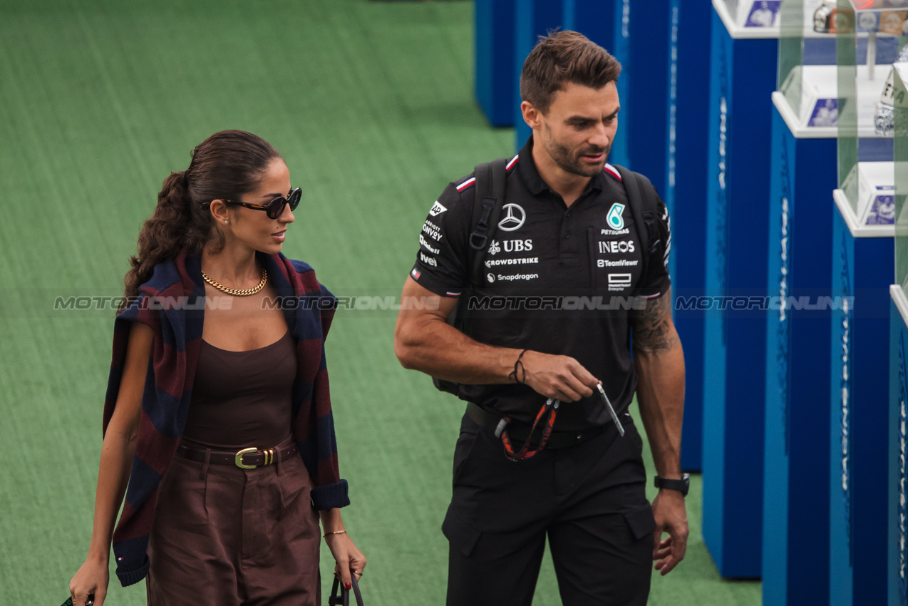 GP MESSICO, Carmen Montero Mundt with Aleix Casanovas, Mercedes AMG F1 Trainer.

26.10.2024. Formula 1 World Championship, Rd 20, Mexican Grand Prix, Mexico City, Mexico, Qualifiche Day.

- www.xpbimages.com, EMail: requests@xpbimages.com © Copyright: Bearne / XPB Images