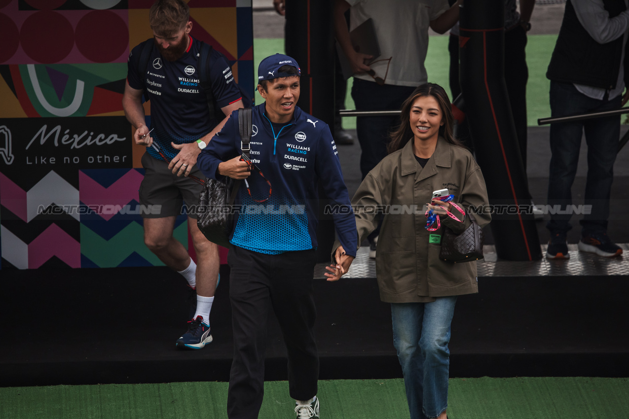 GP MESSICO, (L to R): Alexander Albon (THA) Williams Racing with girlfriend Muni Lily He (CHN) Professional Golfer.

26.10.2024. Formula 1 World Championship, Rd 20, Mexican Grand Prix, Mexico City, Mexico, Qualifiche Day.

- www.xpbimages.com, EMail: requests@xpbimages.com © Copyright: Bearne / XPB Images