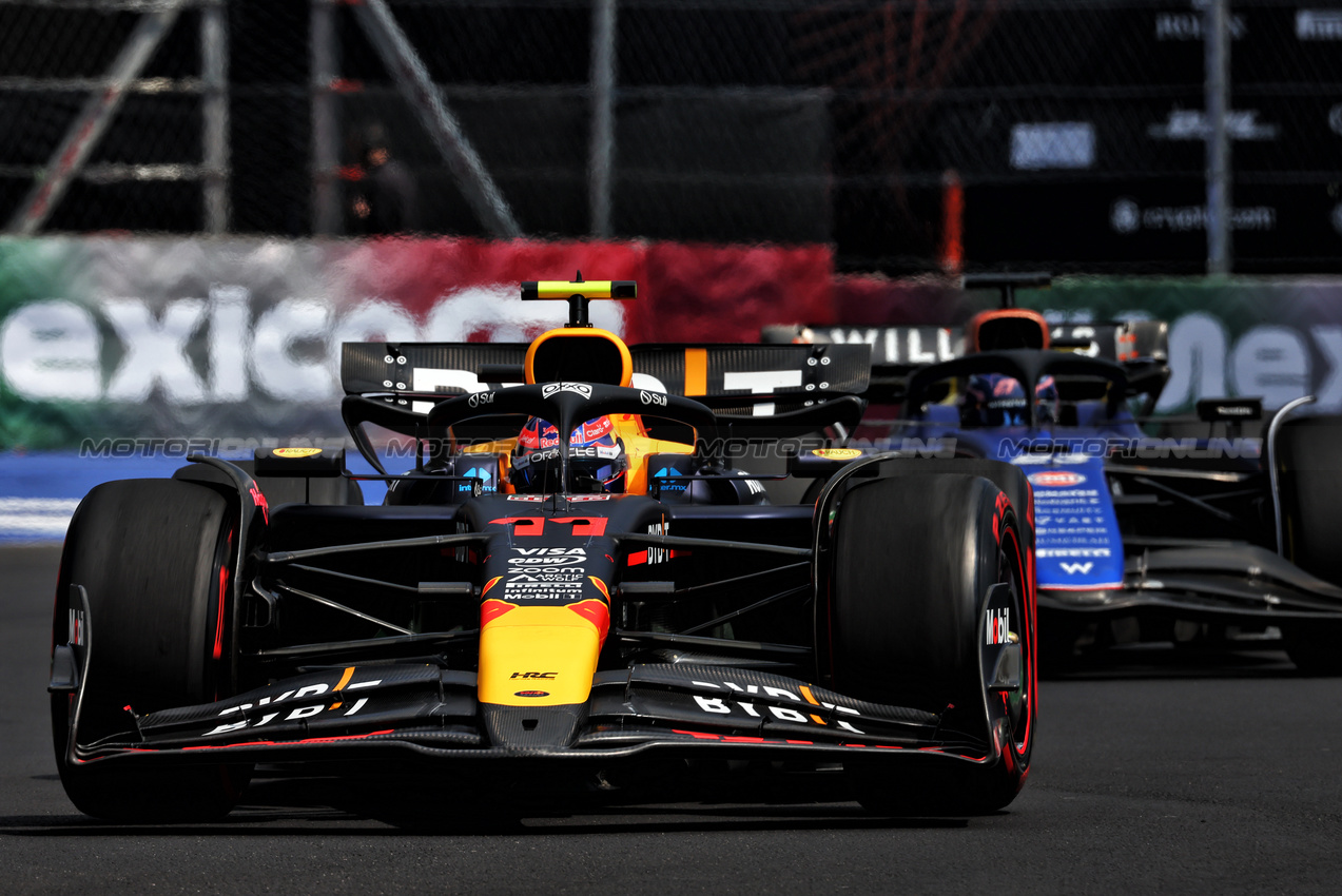 GP MESSICO, Sergio Perez (MEX) Red Bull Racing RB20.

26.10.2024. Formula 1 World Championship, Rd 20, Mexican Grand Prix, Mexico City, Mexico, Qualifiche Day.

 - www.xpbimages.com, EMail: requests@xpbimages.com © Copyright: Coates / XPB Images