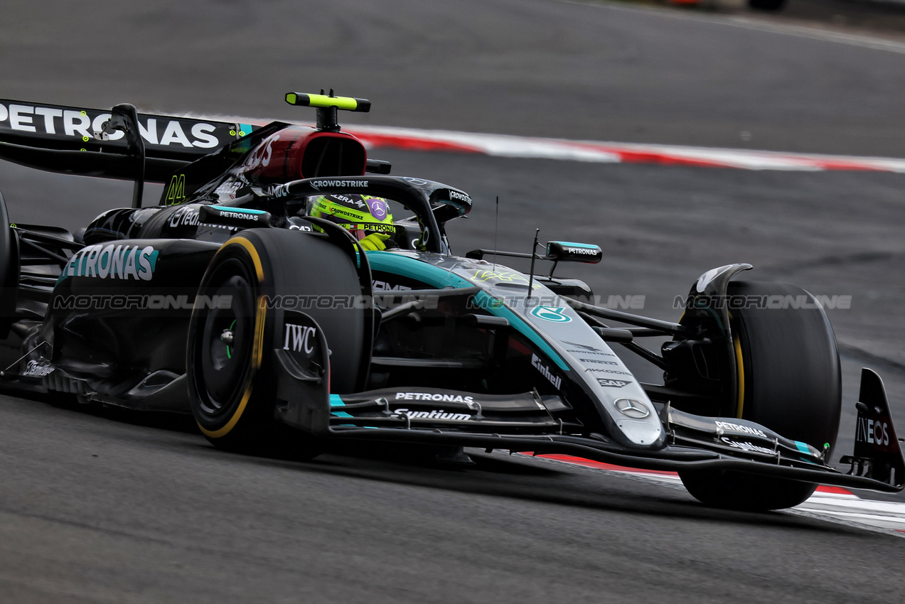 GP MESSICO, Lewis Hamilton (GBR) Mercedes AMG F1 W15.

26.10.2024. Formula 1 World Championship, Rd 20, Mexican Grand Prix, Mexico City, Mexico, Qualifiche Day.

- www.xpbimages.com, EMail: requests@xpbimages.com © Copyright: Charniaux / XPB Images