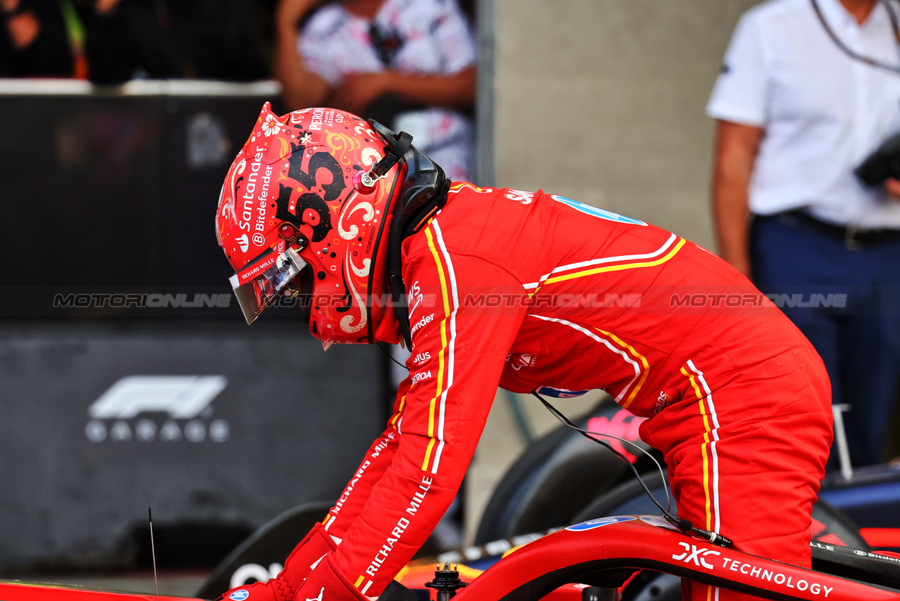 GP MESSICO, Pole sitter Carlos Sainz Jr (ESP) Ferrari SF-24 in qualifying parc ferme.

26.10.2024. Formula 1 World Championship, Rd 20, Mexican Grand Prix, Mexico City, Mexico, Qualifiche Day.

- www.xpbimages.com, EMail: requests@xpbimages.com © Copyright: Batchelor / XPB Images