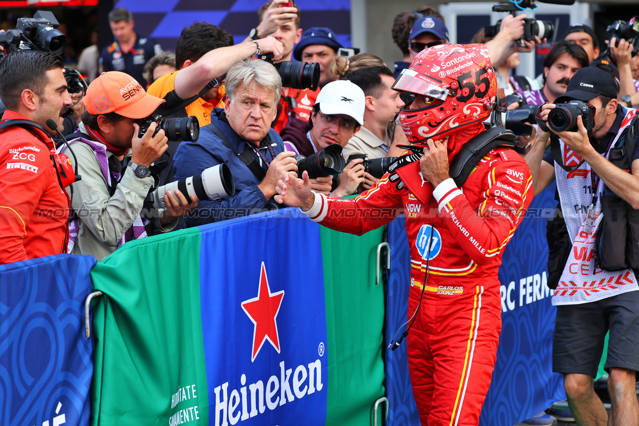 GP MESSICO, Carlos Sainz Jr (ESP) Ferrari celebrates his pole position in qualifying parc ferme.

26.10.2024. Formula 1 World Championship, Rd 20, Mexican Grand Prix, Mexico City, Mexico, Qualifiche Day.

- www.xpbimages.com, EMail: requests@xpbimages.com © Copyright: Batchelor / XPB Images