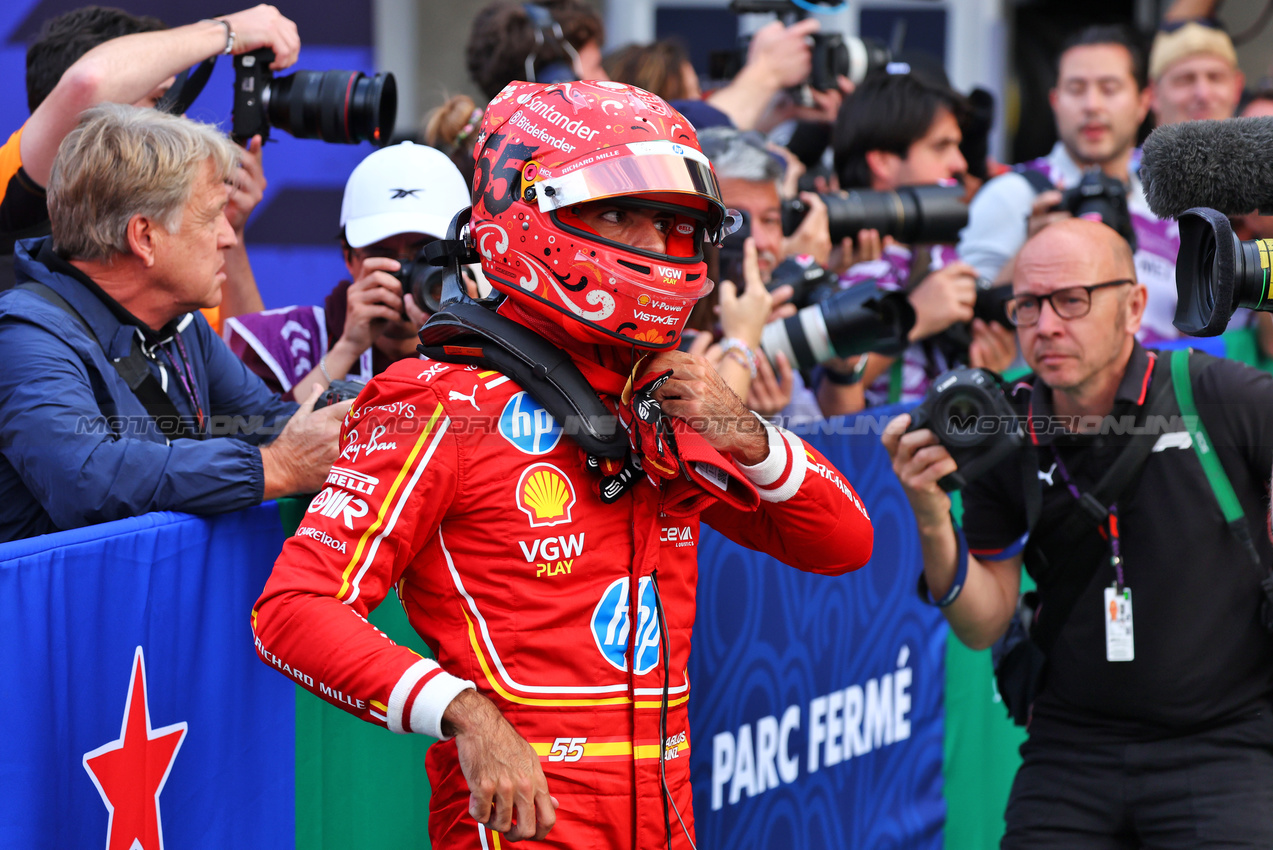 GP MESSICO, Pole sitter Carlos Sainz Jr (ESP) Ferrari in qualifying parc ferme.

26.10.2024. Formula 1 World Championship, Rd 20, Mexican Grand Prix, Mexico City, Mexico, Qualifiche Day.

- www.xpbimages.com, EMail: requests@xpbimages.com © Copyright: Batchelor / XPB Images