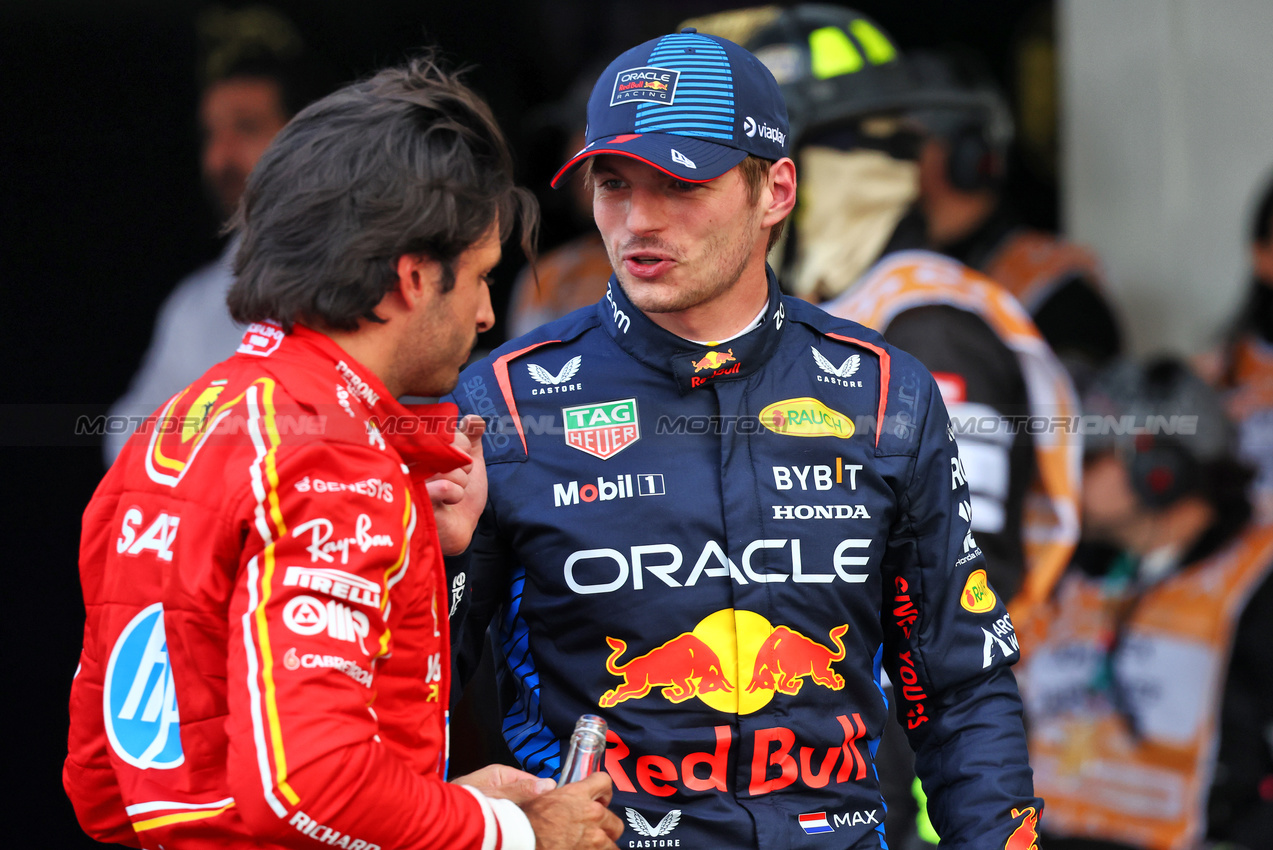 GP MESSICO, (L to R): Pole sitter Carlos Sainz Jr (ESP) Ferrari in qualifying parc ferme with second placed Max Verstappen (NLD) Red Bull Racing.

26.10.2024. Formula 1 World Championship, Rd 20, Mexican Grand Prix, Mexico City, Mexico, Qualifiche Day.

- www.xpbimages.com, EMail: requests@xpbimages.com © Copyright: Batchelor / XPB Images