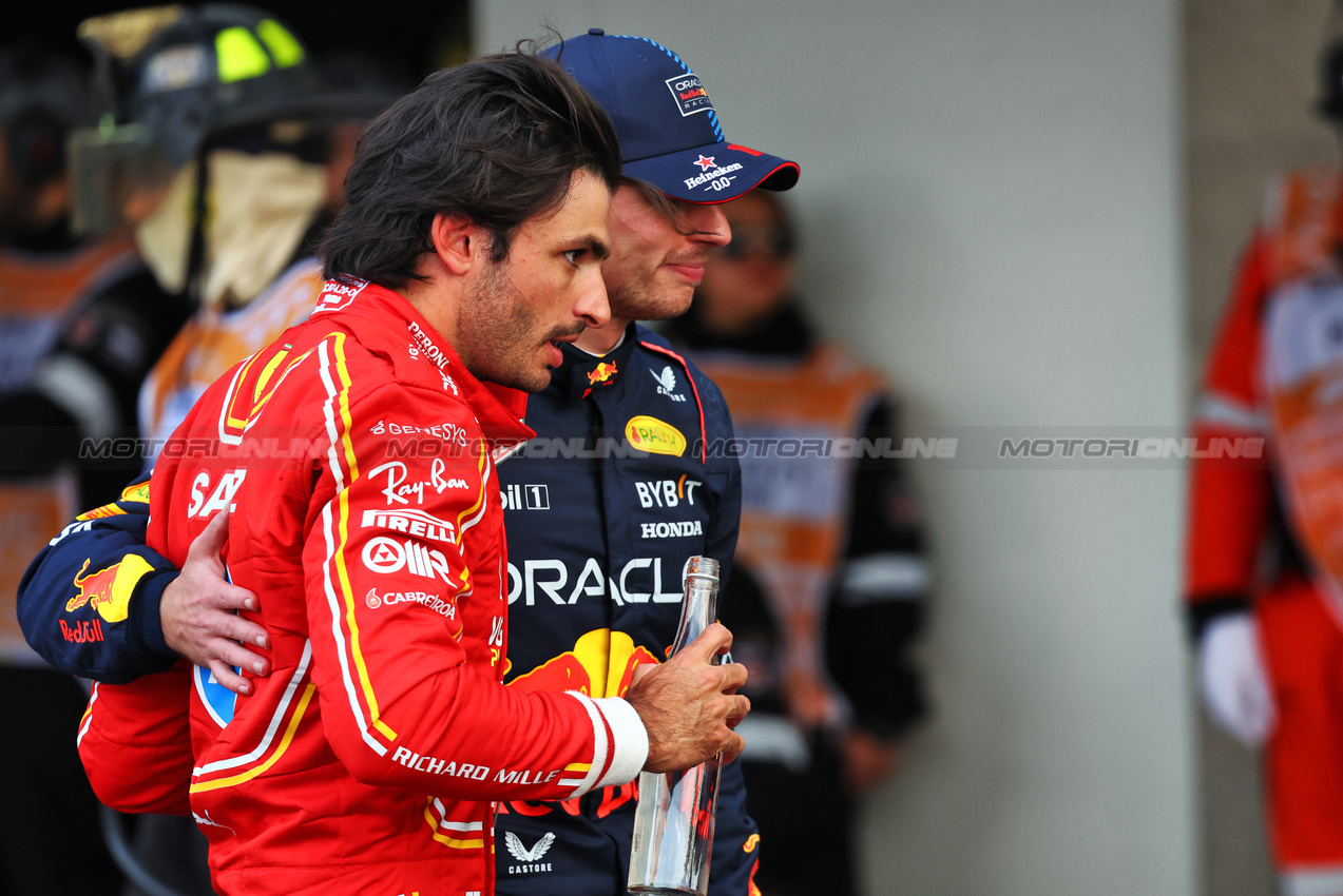 GP MESSICO, (L to R): Pole sitter Carlos Sainz Jr (ESP) Ferrari in qualifying parc ferme with second placed Max Verstappen (NLD) Red Bull Racing.

26.10.2024. Formula 1 World Championship, Rd 20, Mexican Grand Prix, Mexico City, Mexico, Qualifiche Day.

- www.xpbimages.com, EMail: requests@xpbimages.com © Copyright: Batchelor / XPB Images