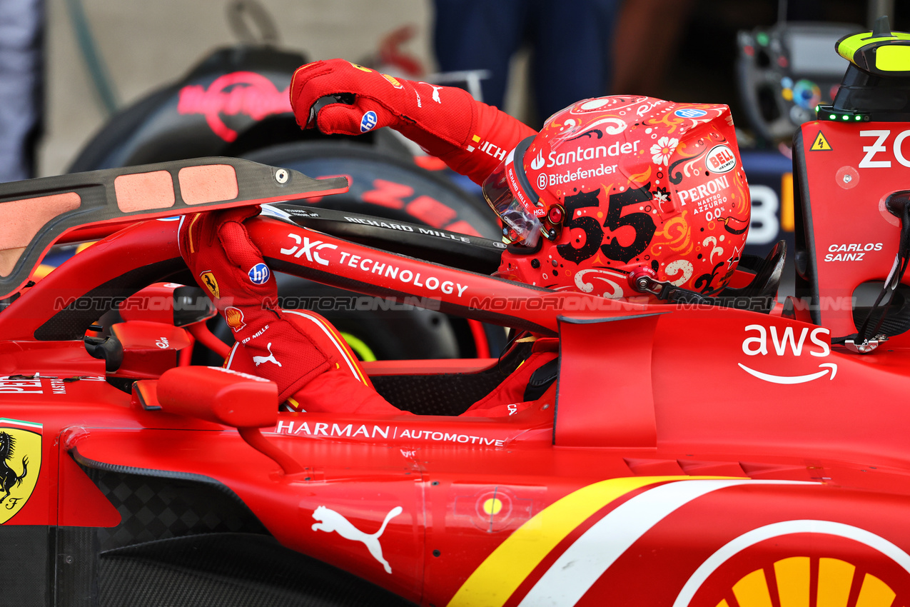 GP MESSICO, Pole sitter Carlos Sainz Jr (ESP) Ferrari SF-24 in qualifying parc ferme.

26.10.2024. Formula 1 World Championship, Rd 20, Mexican Grand Prix, Mexico City, Mexico, Qualifiche Day.

- www.xpbimages.com, EMail: requests@xpbimages.com © Copyright: Batchelor / XPB Images