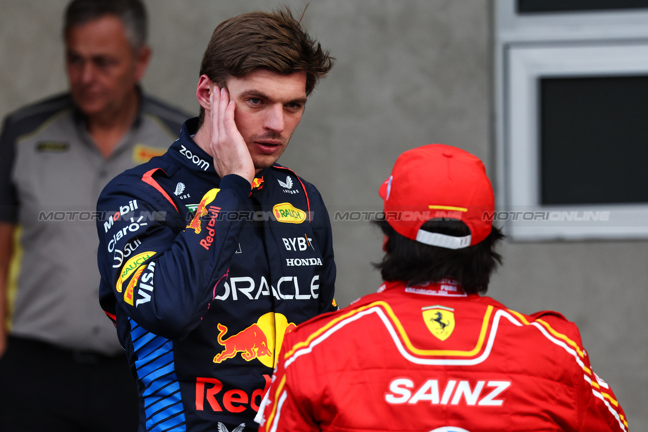 GP MESSICO, Max Verstappen (NLD) Red Bull Racing with Carlos Sainz Jr (ESP) Ferrari in qualifying parc ferme.

26.10.2024. Formula 1 World Championship, Rd 20, Mexican Grand Prix, Mexico City, Mexico, Qualifiche Day.

- www.xpbimages.com, EMail: requests@xpbimages.com © Copyright: Batchelor / XPB Images