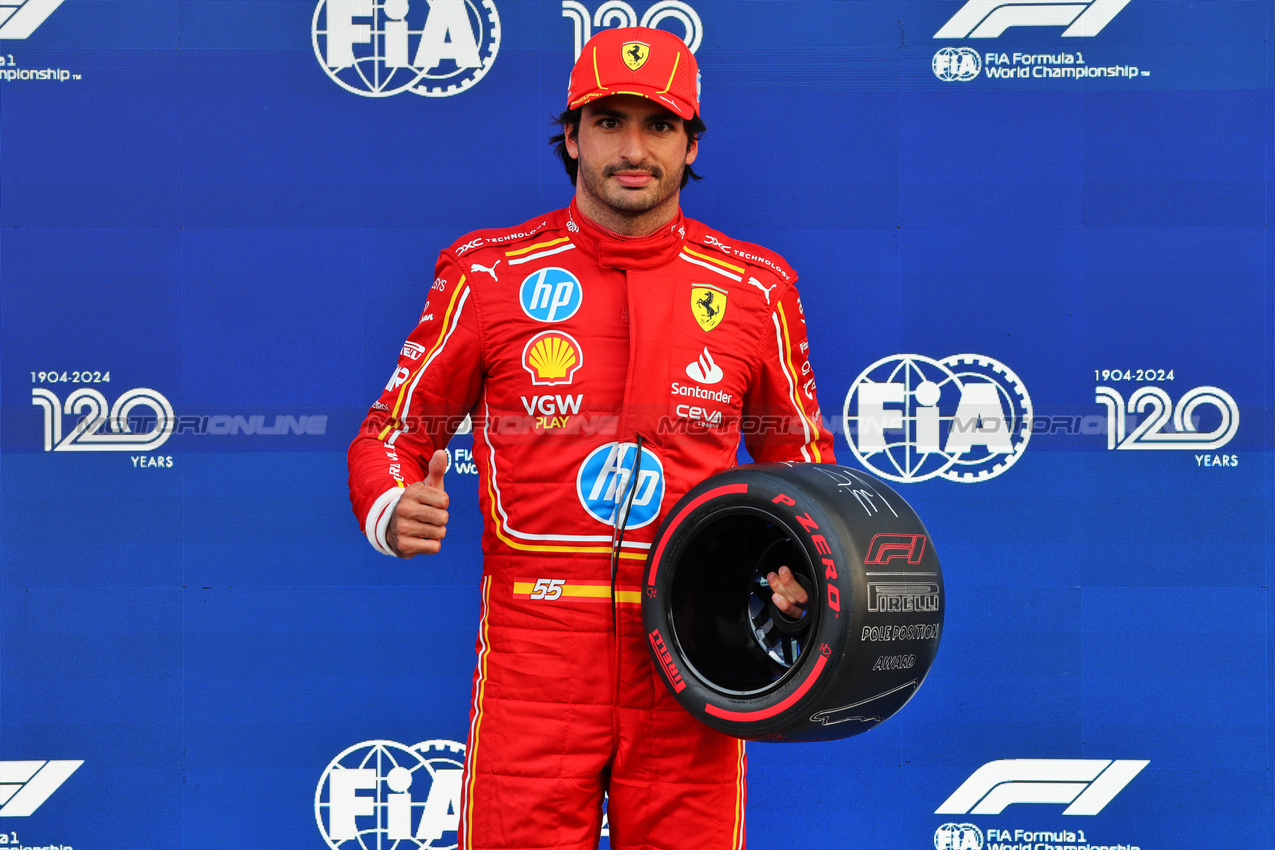 GP MESSICO, Carlos Sainz Jr (ESP) Ferrari celebrates his pole position in qualifying parc ferme.

26.10.2024. Formula 1 World Championship, Rd 20, Mexican Grand Prix, Mexico City, Mexico, Qualifiche Day.

- www.xpbimages.com, EMail: requests@xpbimages.com © Copyright: Batchelor / XPB Images