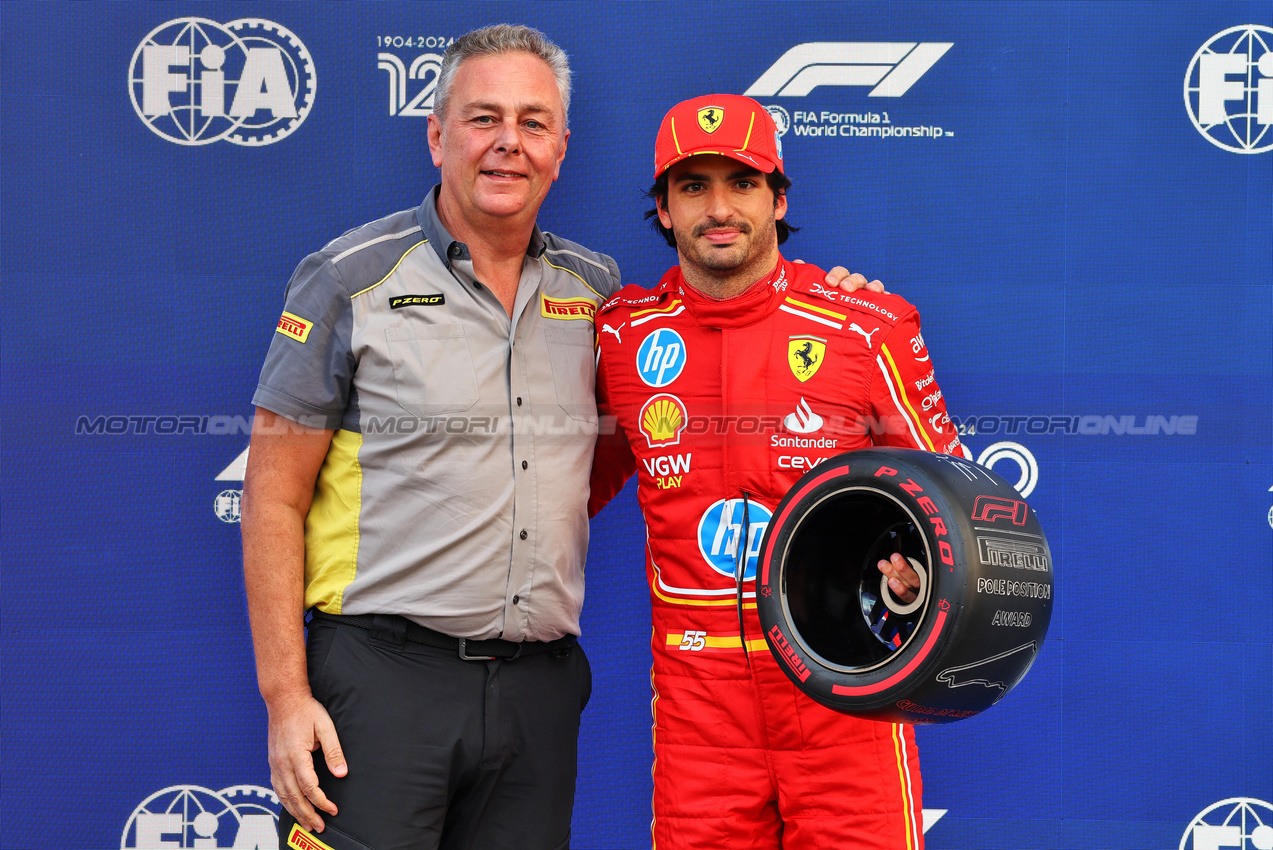 GP MESSICO, (L to R): Mario Isola (ITA) Pirelli Racing Manager presents the Pirelli Pole Position Award to Carlos Sainz Jr (ESP) Ferrari in qualifying parc ferme.

26.10.2024. Formula 1 World Championship, Rd 20, Mexican Grand Prix, Mexico City, Mexico, Qualifiche Day.

- www.xpbimages.com, EMail: requests@xpbimages.com © Copyright: Batchelor / XPB Images