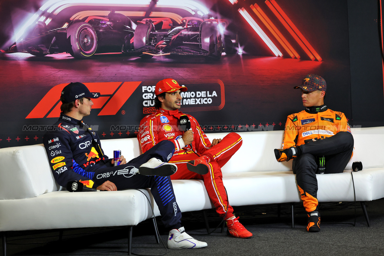 GP MESSICO, (L to R): Max Verstappen (NLD) Red Bull Racing; Carlos Sainz Jr (ESP) Ferrari; e Lando Norris (GBR) McLaren in the post qualifying FIA Press Conference.

26.10.2024. Formula 1 World Championship, Rd 20, Mexican Grand Prix, Mexico City, Mexico, Qualifiche Day.

- www.xpbimages.com, EMail: requests@xpbimages.com © Copyright: Bearne / XPB Images