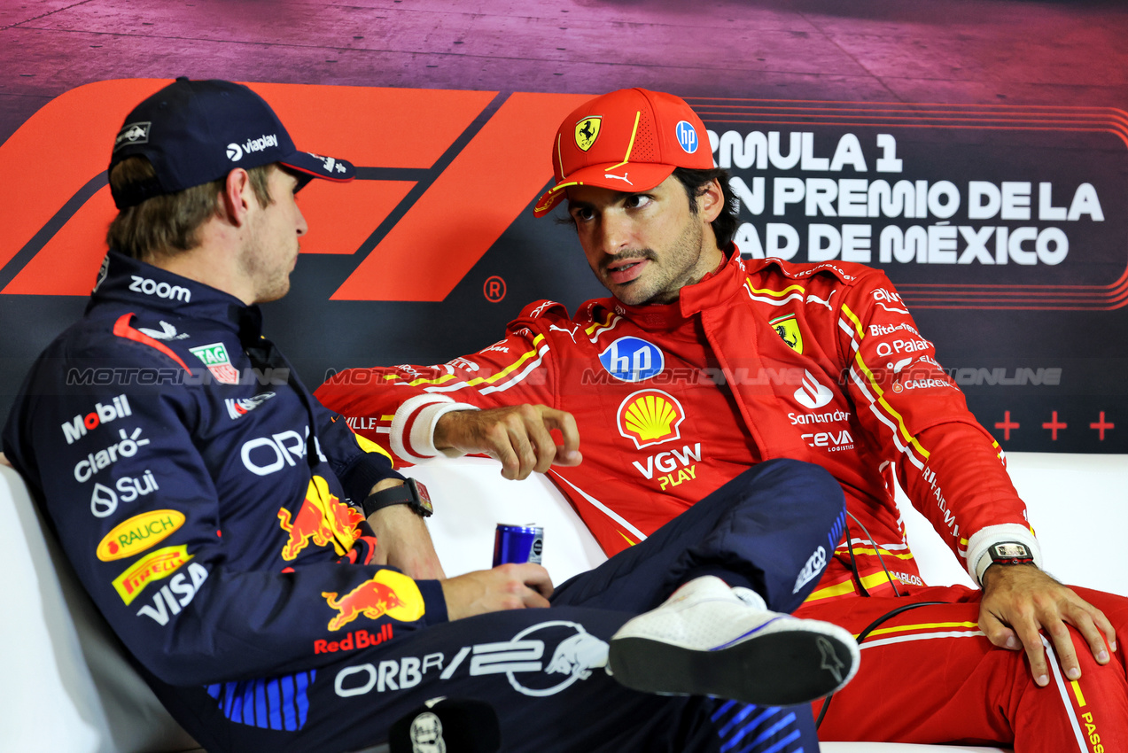 GP MESSICO, (L to R): Max Verstappen (NLD) Red Bull Racing; e Carlos Sainz Jr (ESP) Ferrari; in the post qualifying FIA Press Conference.

26.10.2024. Formula 1 World Championship, Rd 20, Mexican Grand Prix, Mexico City, Mexico, Qualifiche Day.

- www.xpbimages.com, EMail: requests@xpbimages.com © Copyright: Bearne / XPB Images