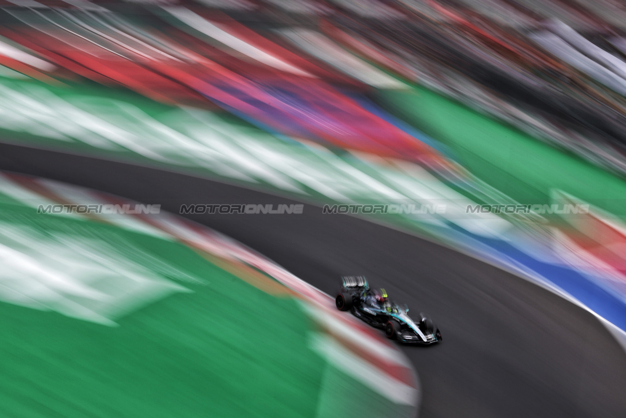 GP MESSICO, Lewis Hamilton (GBR) Mercedes AMG F1 W15.

26.10.2024. Formula 1 World Championship, Rd 20, Mexican Grand Prix, Mexico City, Mexico, Qualifiche Day.

- www.xpbimages.com, EMail: requests@xpbimages.com © Copyright: Moy / XPB Images