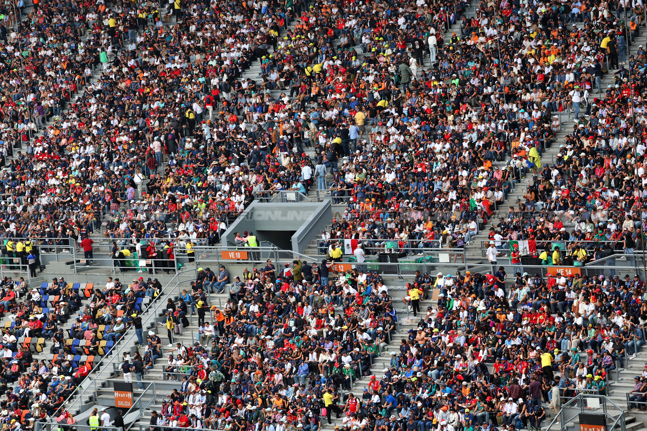 GP MESSICO, Circuit Atmosfera - fans in the grandstand.

26.10.2024. Formula 1 World Championship, Rd 20, Mexican Grand Prix, Mexico City, Mexico, Qualifiche Day.

- www.xpbimages.com, EMail: requests@xpbimages.com © Copyright: Moy / XPB Images