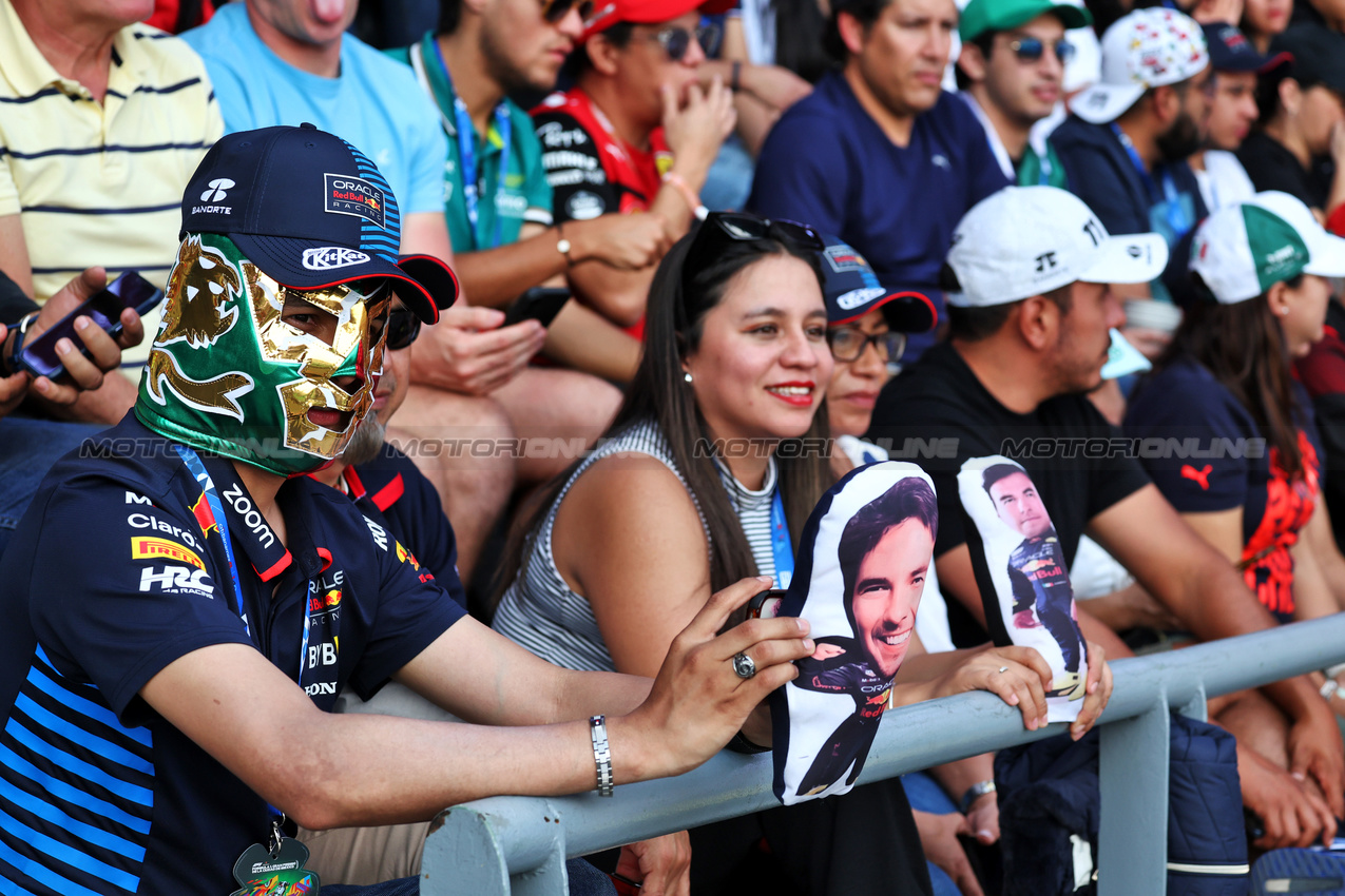 GP MESSICO, Circuit Atmosfera - fans in the grandstand.

26.10.2024. Formula 1 World Championship, Rd 20, Mexican Grand Prix, Mexico City, Mexico, Qualifiche Day.

- www.xpbimages.com, EMail: requests@xpbimages.com © Copyright: Moy / XPB Images