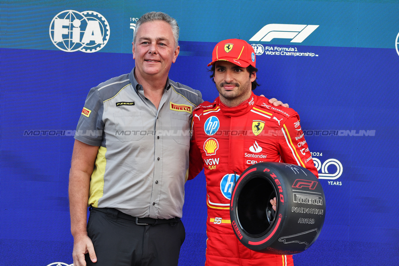 GP MESSICO, (L to R): Mario Isola (ITA) Pirelli Racing Manager presents the Pirelli Pole Position Award to Carlos Sainz Jr (ESP) Ferrari in qualifying parc ferme.

26.10.2024. Formula 1 World Championship, Rd 20, Mexican Grand Prix, Mexico City, Mexico, Qualifiche Day.

- www.xpbimages.com, EMail: requests@xpbimages.com © Copyright: Moy / XPB Images