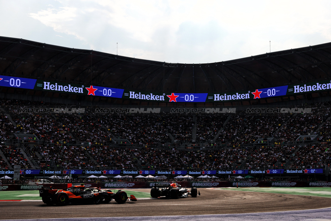 GP MESSICO, Sergio Perez (MEX) Red Bull Racing RB20 davanti a Lando Norris (GBR) McLaren MCL38.

26.10.2024. Formula 1 World Championship, Rd 20, Mexican Grand Prix, Mexico City, Mexico, Qualifiche Day.

 - www.xpbimages.com, EMail: requests@xpbimages.com © Copyright: Coates / XPB Images