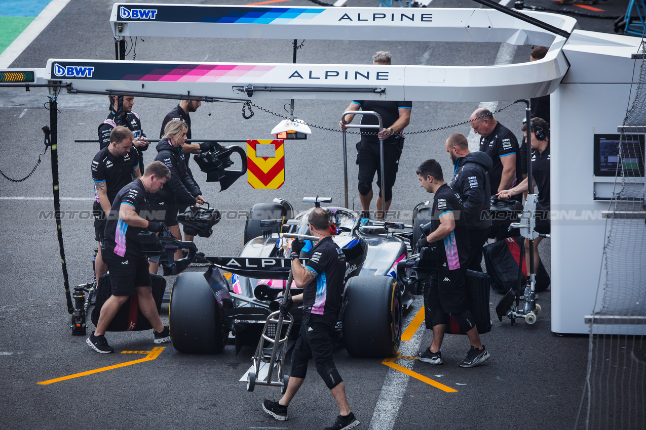 GP MESSICO, Esteban Ocon (FRA) Alpine F1 Team A524 in the pits.

26.10.2024. Formula 1 World Championship, Rd 20, Mexican Grand Prix, Mexico City, Mexico, Qualifiche Day.

- www.xpbimages.com, EMail: requests@xpbimages.com © Copyright: Bearne / XPB Images