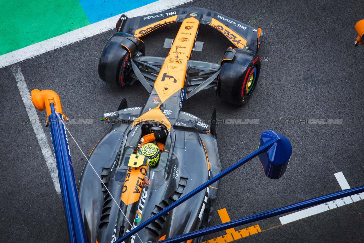 GP MESSICO, Lando Norris (GBR) McLaren MCL38 leaves the pits.

26.10.2024. Formula 1 World Championship, Rd 20, Mexican Grand Prix, Mexico City, Mexico, Qualifiche Day.

- www.xpbimages.com, EMail: requests@xpbimages.com © Copyright: Bearne / XPB Images