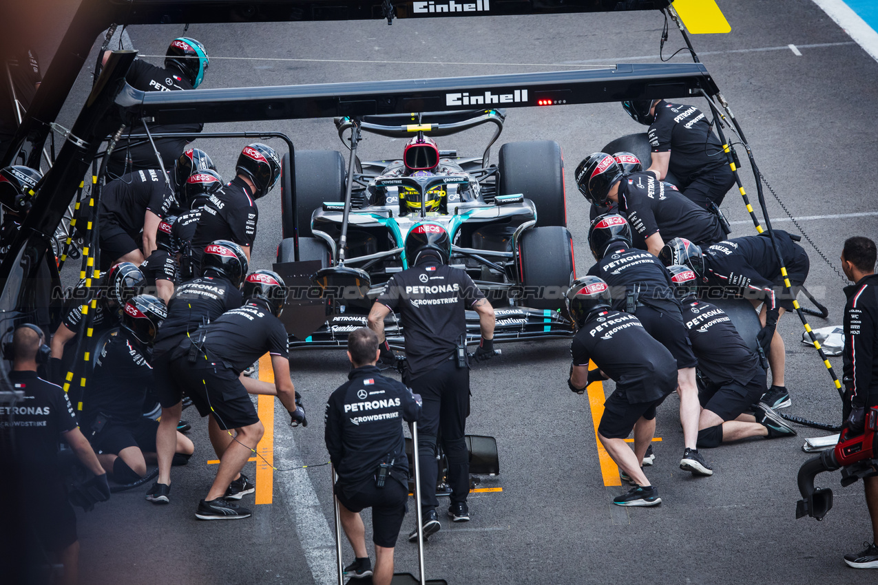 GP MESSICO, Lewis Hamilton (GBR) Mercedes AMG F1 W15 in the pits.

26.10.2024. Formula 1 World Championship, Rd 20, Mexican Grand Prix, Mexico City, Mexico, Qualifiche Day.

- www.xpbimages.com, EMail: requests@xpbimages.com © Copyright: Bearne / XPB Images