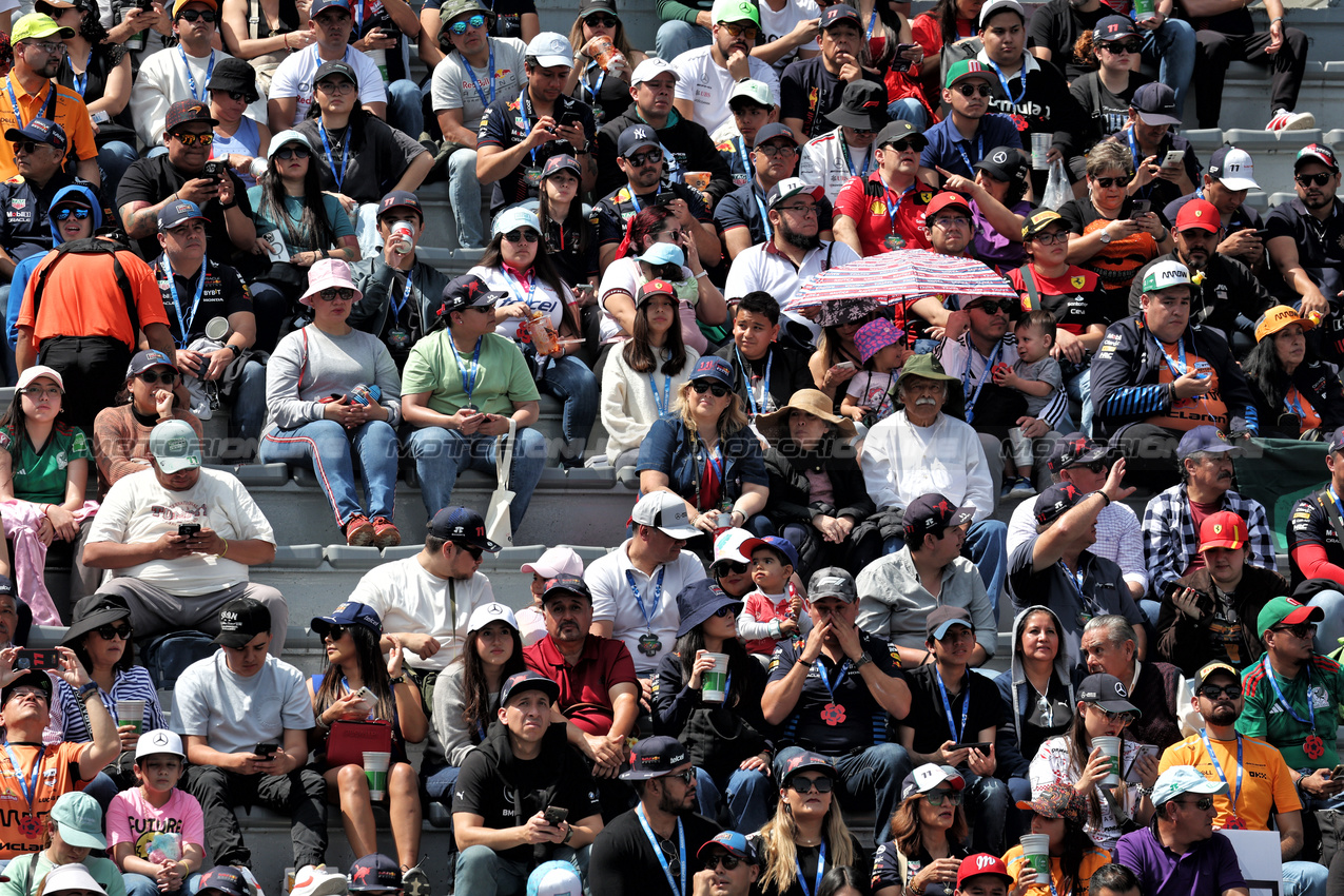 GP MESSICO, Circuit Atmosfera - fans in the grandstand.

25.10.2024. Formula 1 World Championship, Rd 20, Mexican Grand Prix, Mexico City, Mexico, Practice Day.

- www.xpbimages.com, EMail: requests@xpbimages.com © Copyright: Moy / XPB Images