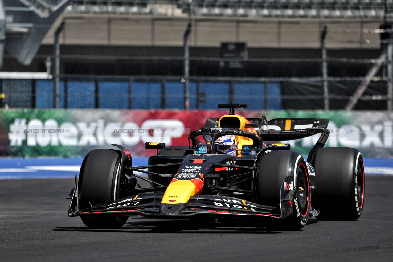 GP MESSICO, Max Verstappen (NLD) Red Bull Racing RB20.

25.10.2024. Formula 1 World Championship, Rd 20, Mexican Grand Prix, Mexico City, Mexico, Practice Day.

- www.xpbimages.com, EMail: requests@xpbimages.com © Copyright: Moy / XPB Images