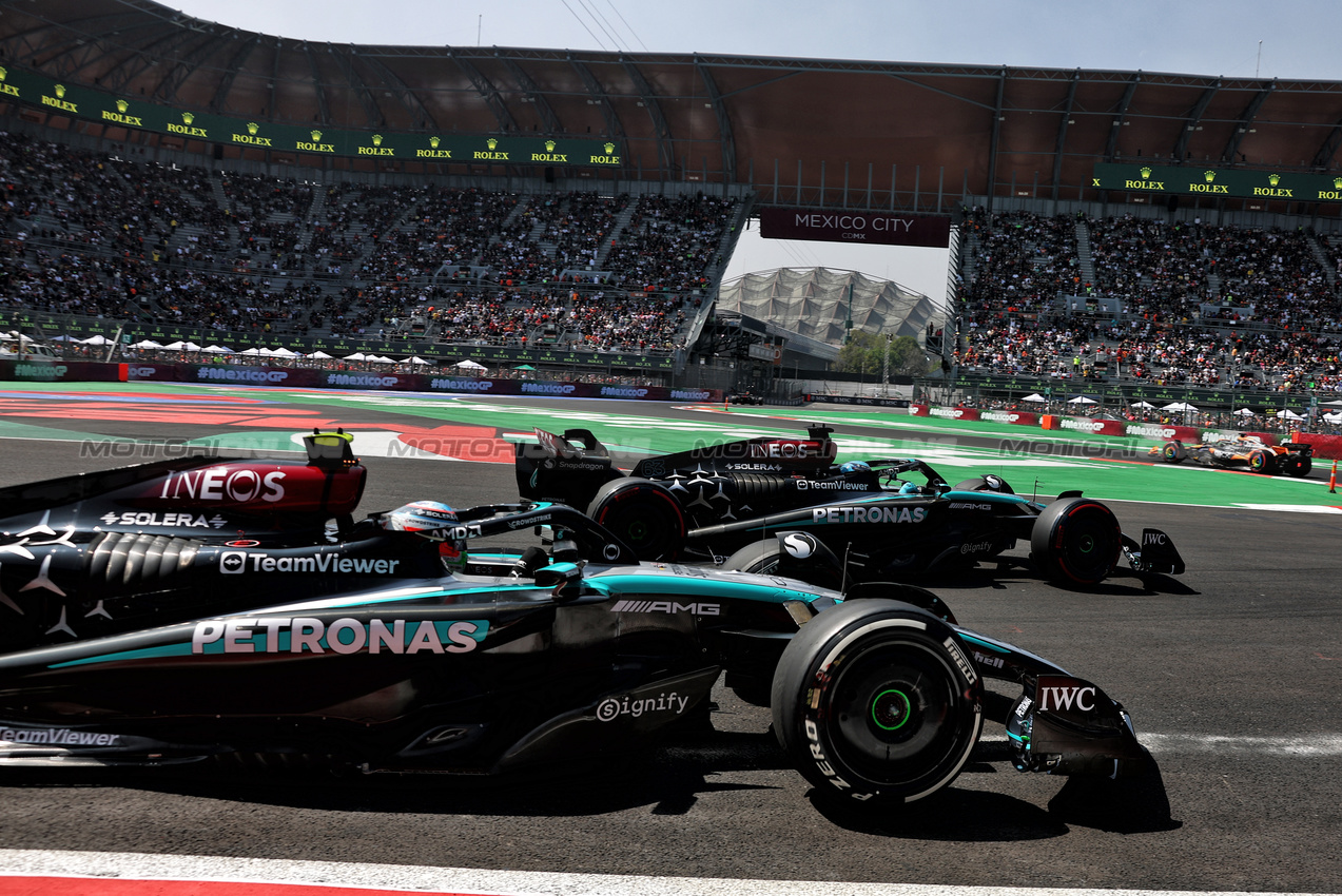 GP MESSICO, Andrea Kimi Antonelli (ITA) Mercedes AMG F1 W15 Junior Driver e George Russell (GBR) Mercedes AMG F1 W15.

25.10.2024. Formula 1 World Championship, Rd 20, Mexican Grand Prix, Mexico City, Mexico, Practice Day.

- www.xpbimages.com, EMail: requests@xpbimages.com © Copyright: Charniaux / XPB Images