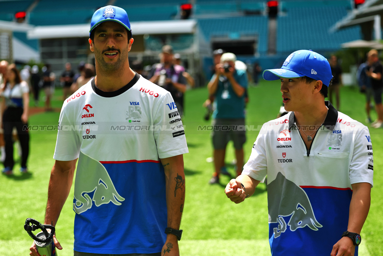 GP MIAMI, (L to R): Daniel Ricciardo (AUS) RB with team mate Yuki Tsunoda (JPN) RB.

05.05.2024. Formula 1 World Championship, Rd 6, Miami Grand Prix, Miami, Florida, USA, Gara Day.

 - www.xpbimages.com, EMail: requests@xpbimages.com © Copyright: Staley / XPB Images