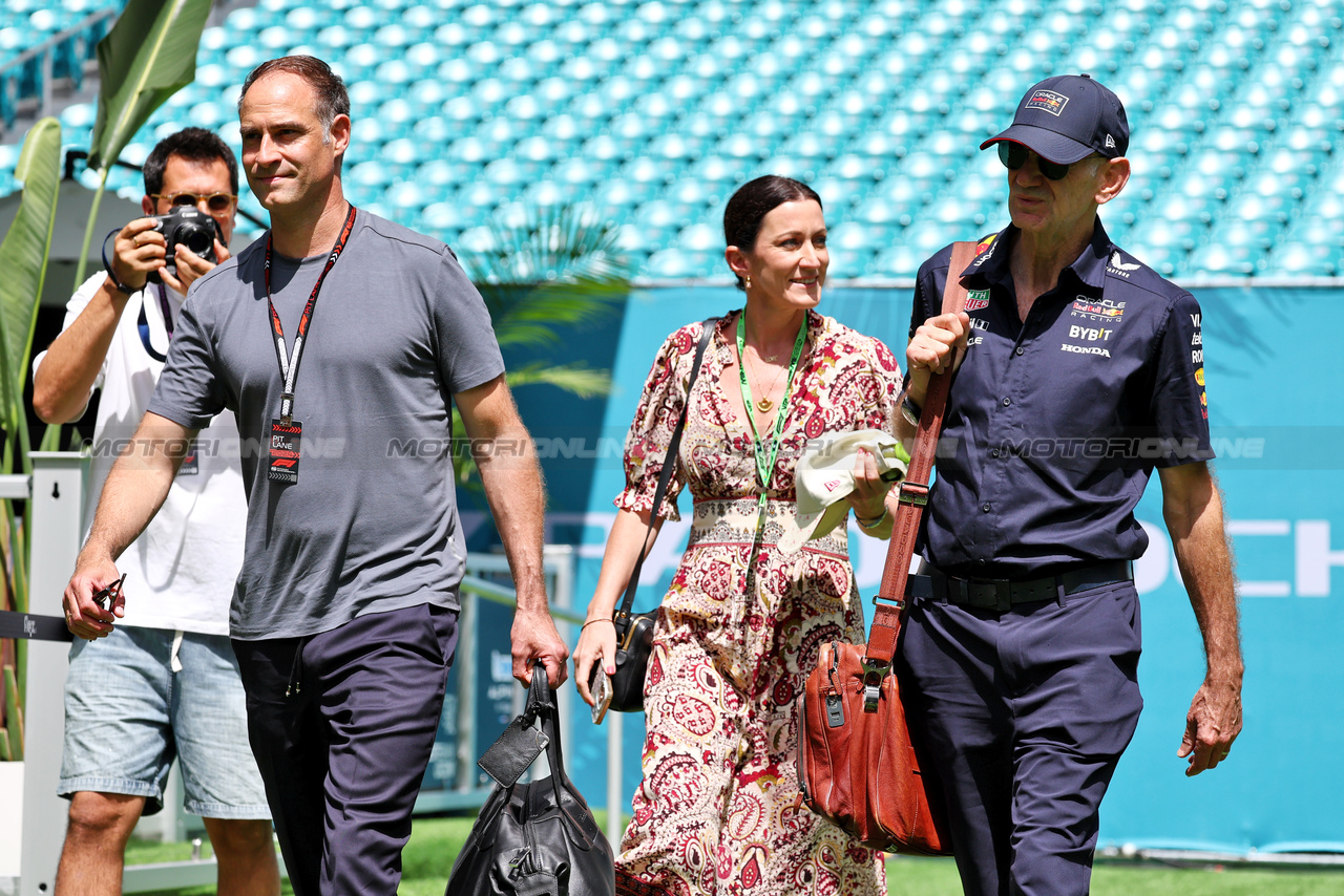 GP MIAMI, (L to R): Oliver Mintzlaff (GER) Red Bull Managing Director with Amanda Newey (GBR) e Adrian Newey (GBR) Red Bull Racing Chief Technical Officer.

05.05.2024. Formula 1 World Championship, Rd 6, Miami Grand Prix, Miami, Florida, USA, Gara Day.

- www.xpbimages.com, EMail: requests@xpbimages.com © Copyright: Moy / XPB Images