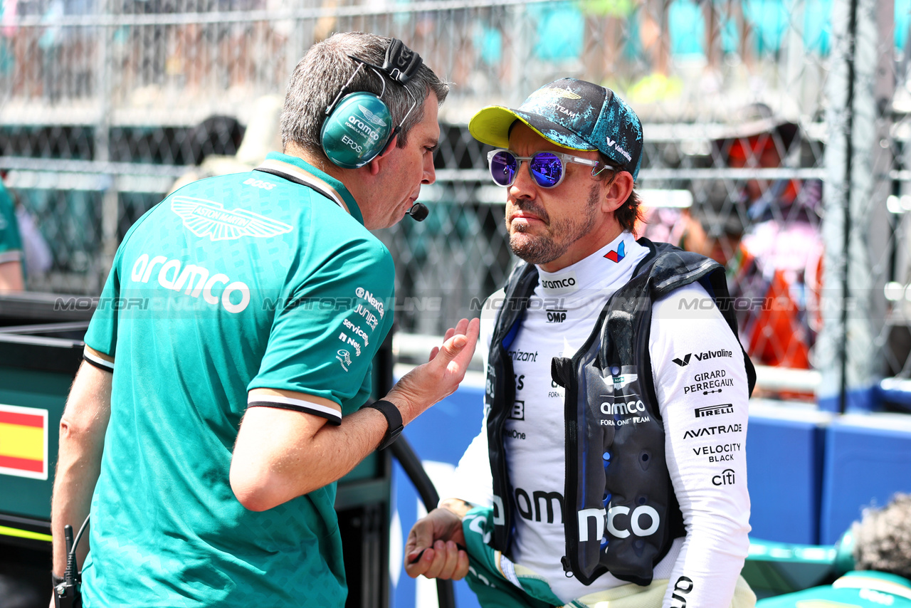 GP MIAMI, Fernando Alonso (ESP) Aston Martin F1 Team on the grid.

05.05.2024. Formula 1 World Championship, Rd 6, Miami Grand Prix, Miami, Florida, USA, Gara Day.

- www.xpbimages.com, EMail: requests@xpbimages.com © Copyright: Charniaux / XPB Images