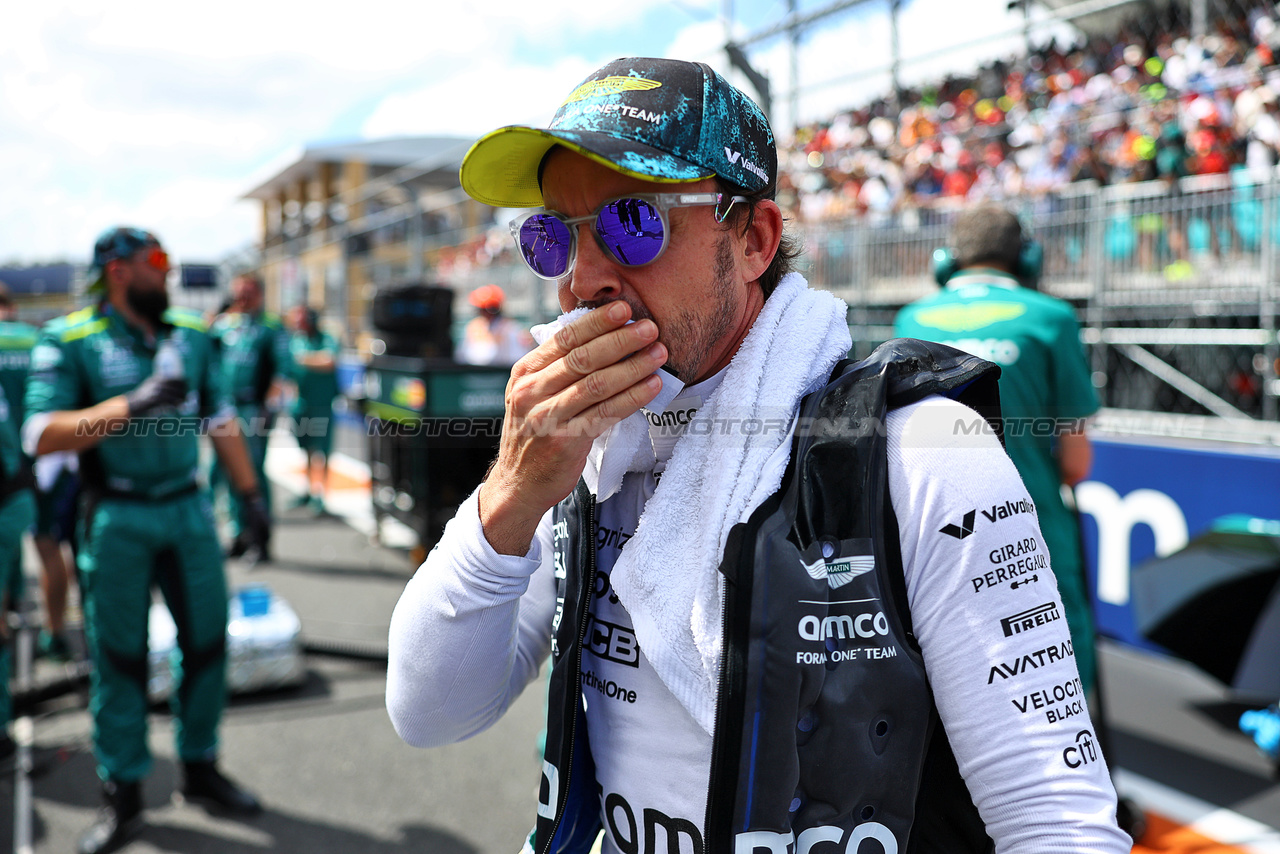 GP MIAMI, Fernando Alonso (ESP) Aston Martin F1 Team on the grid.

05.05.2024. Formula 1 World Championship, Rd 6, Miami Grand Prix, Miami, Florida, USA, Gara Day.

- www.xpbimages.com, EMail: requests@xpbimages.com © Copyright: Charniaux / XPB Images