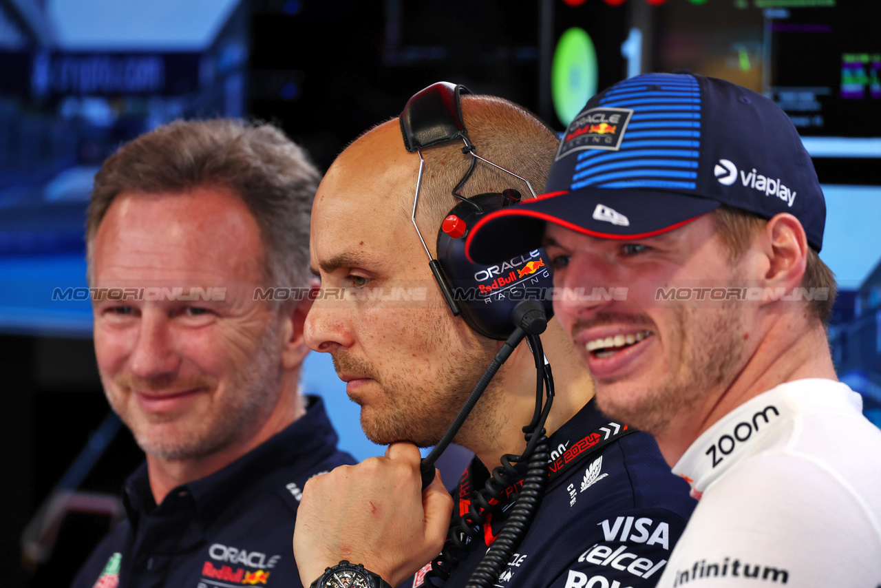 GP MIAMI, Gianpiero Lambiase (ITA) Red Bull Racing Engineer with Christian Horner (GBR) Red Bull Racing Team Principal e Max Verstappen (NLD) Red Bull Racing.

05.05.2024. Formula 1 World Championship, Rd 6, Miami Grand Prix, Miami, Florida, USA, Gara Day.

 - www.xpbimages.com, EMail: requests@xpbimages.com © Copyright: Coates / XPB Images